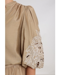 NUKUS Rosie Blouse Embrodery 64 camel